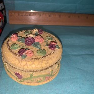 Vintage trinket/ring/powder box